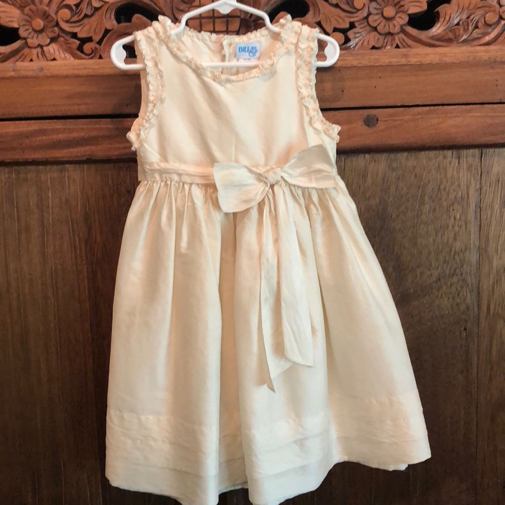 100% silk Luli & Me girl’s dress. Cream/size 5
